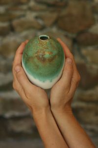 vase dans mains